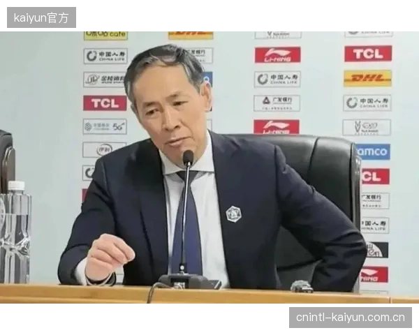 许利民教练围绕周琦打造防守壁垒，北京队在季后赛关键战中成功限制广东队。